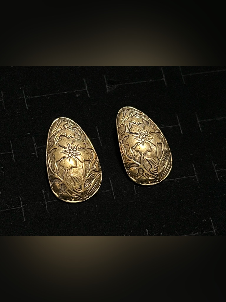 Vintage Gold Toned Floral Teardrop Clip-On Earrings - Elegant Womens Jewelry 20$